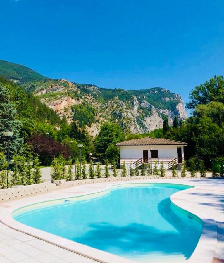 Hotel La Ginestra Acqualagna Extérieur photo