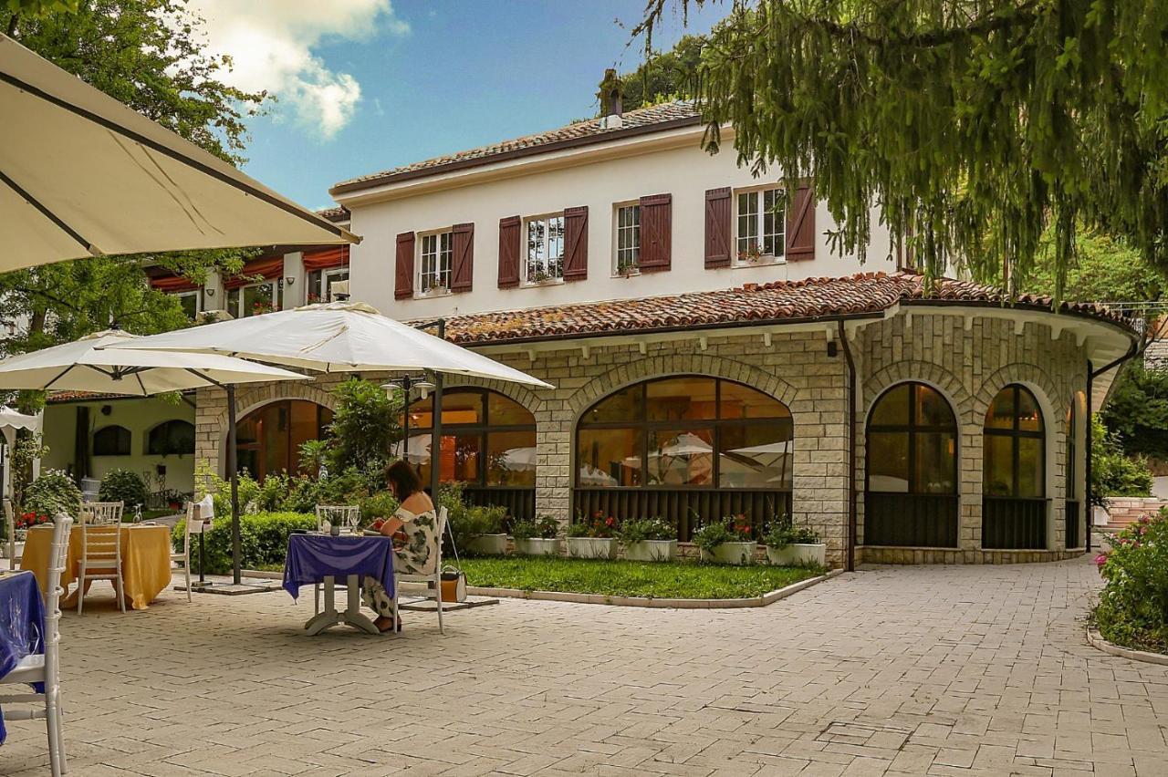 Hotel La Ginestra Acqualagna Extérieur photo
