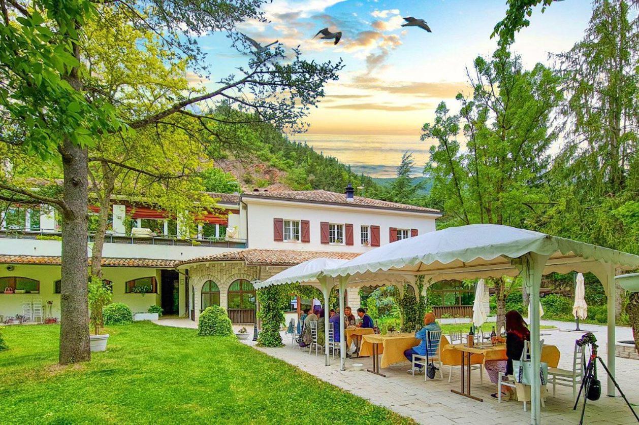 Hotel La Ginestra Acqualagna Extérieur photo