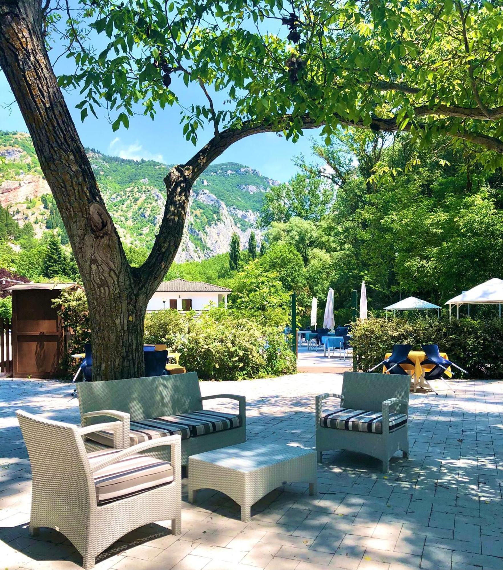 Hotel La Ginestra Acqualagna Extérieur photo